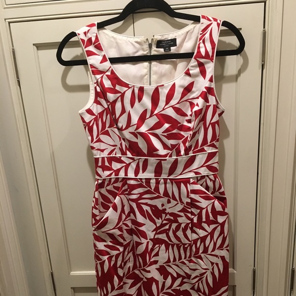 Tahari Dresses & Skirts - Tahari dress sz 2P gorgeous and fully lined!!!